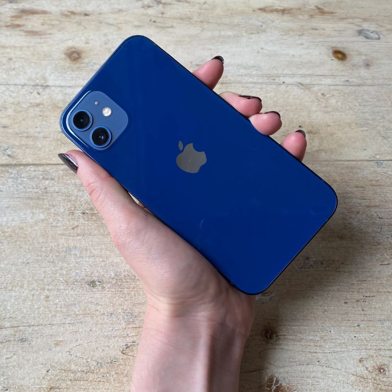 iPhone 12 mostrando pantalla en uso