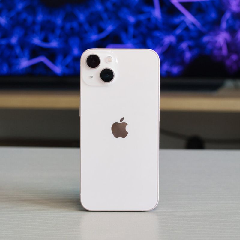 iPhone 13 mostrando pantalla en uso