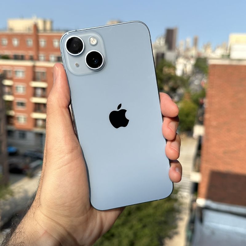 iPhone 14 mostrando pantalla en uso