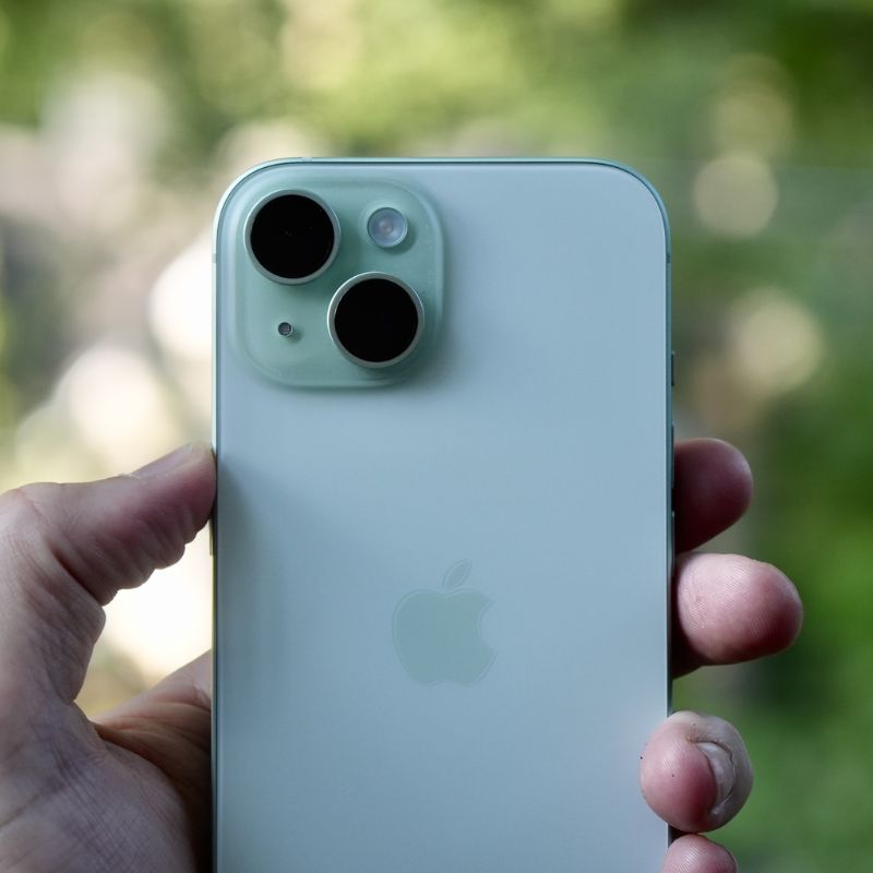 iPhone 15 mostrando pantalla en uso