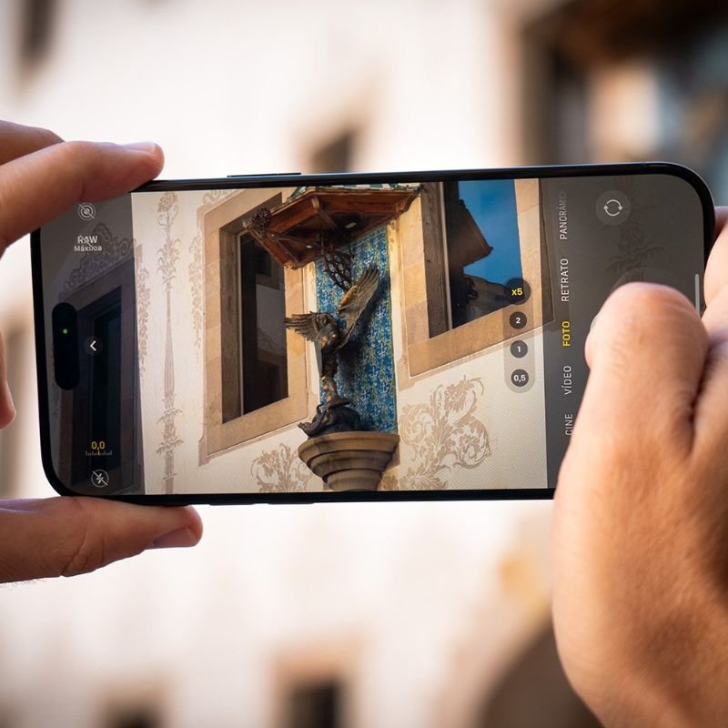 iPhone 15 Pro mostrando pantalla en uso