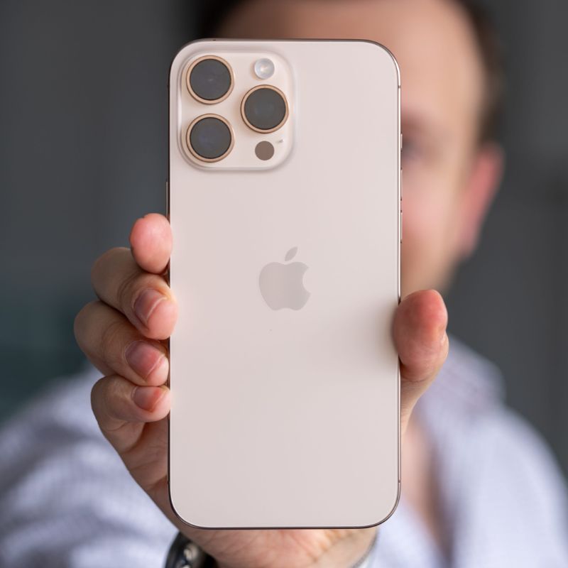 iPhone 16 Pro Max detalle del módulo de cámaras